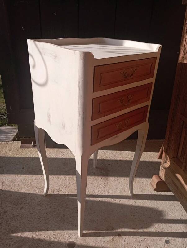 Nightstand with 3 drawers, white patina.