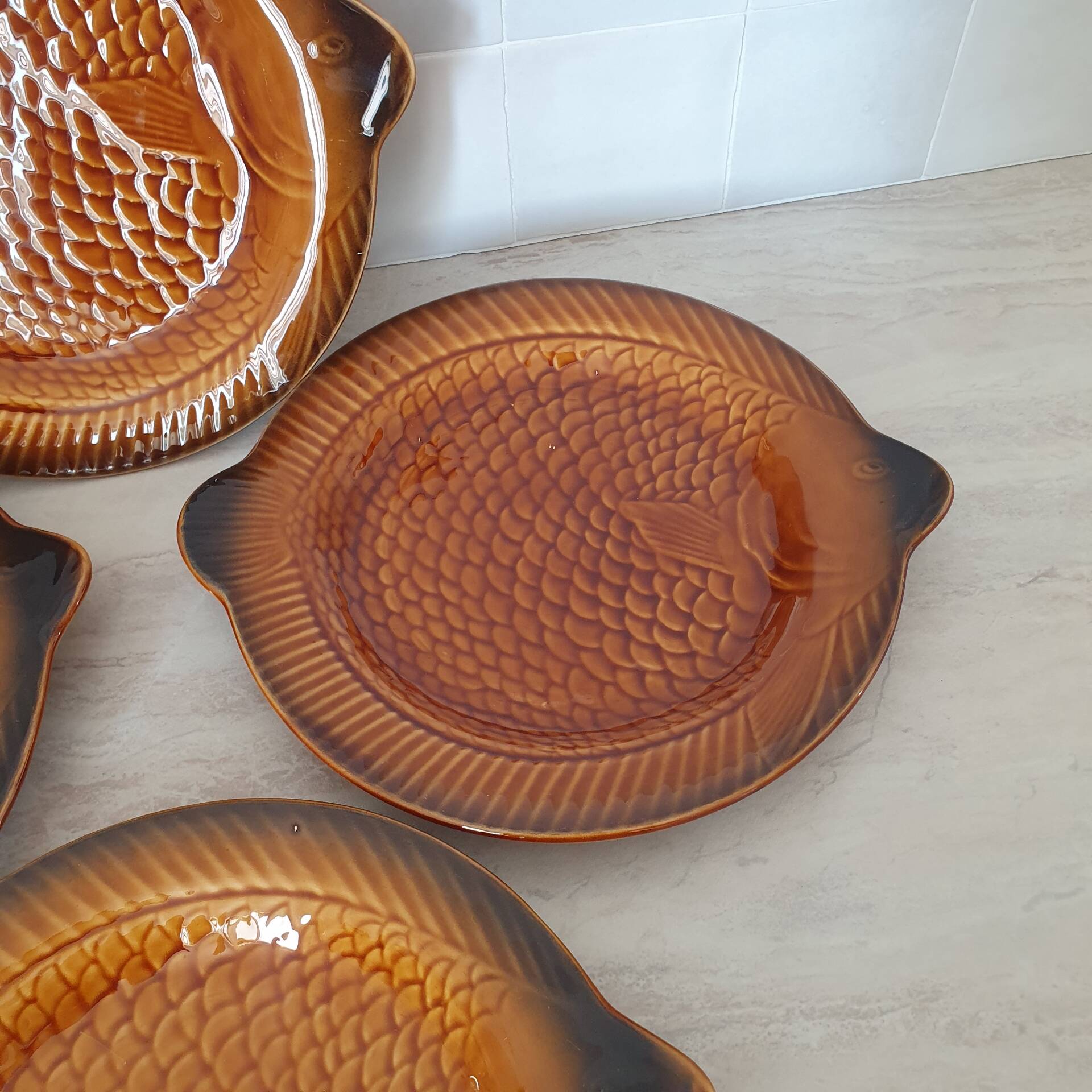 Sarreguemines / 4 ceramic fish-shaped plates in Barb porcelain.
