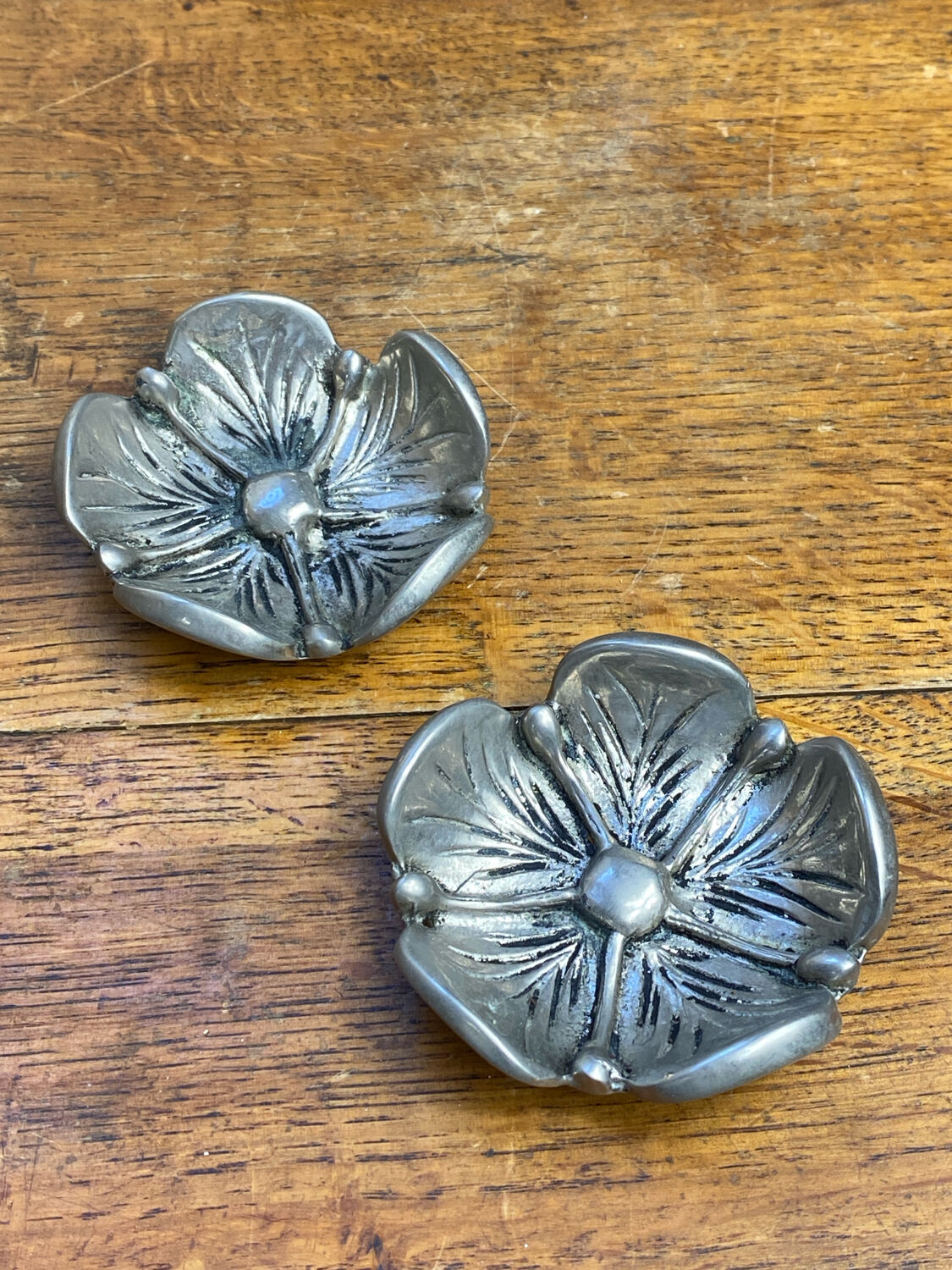 Mini lotus ashtrays in silver-plated metal