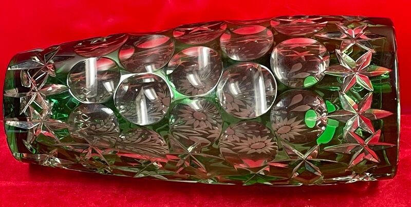 Carved crystal vase of green color - Work of Bruno LEHRER H : 25 cm