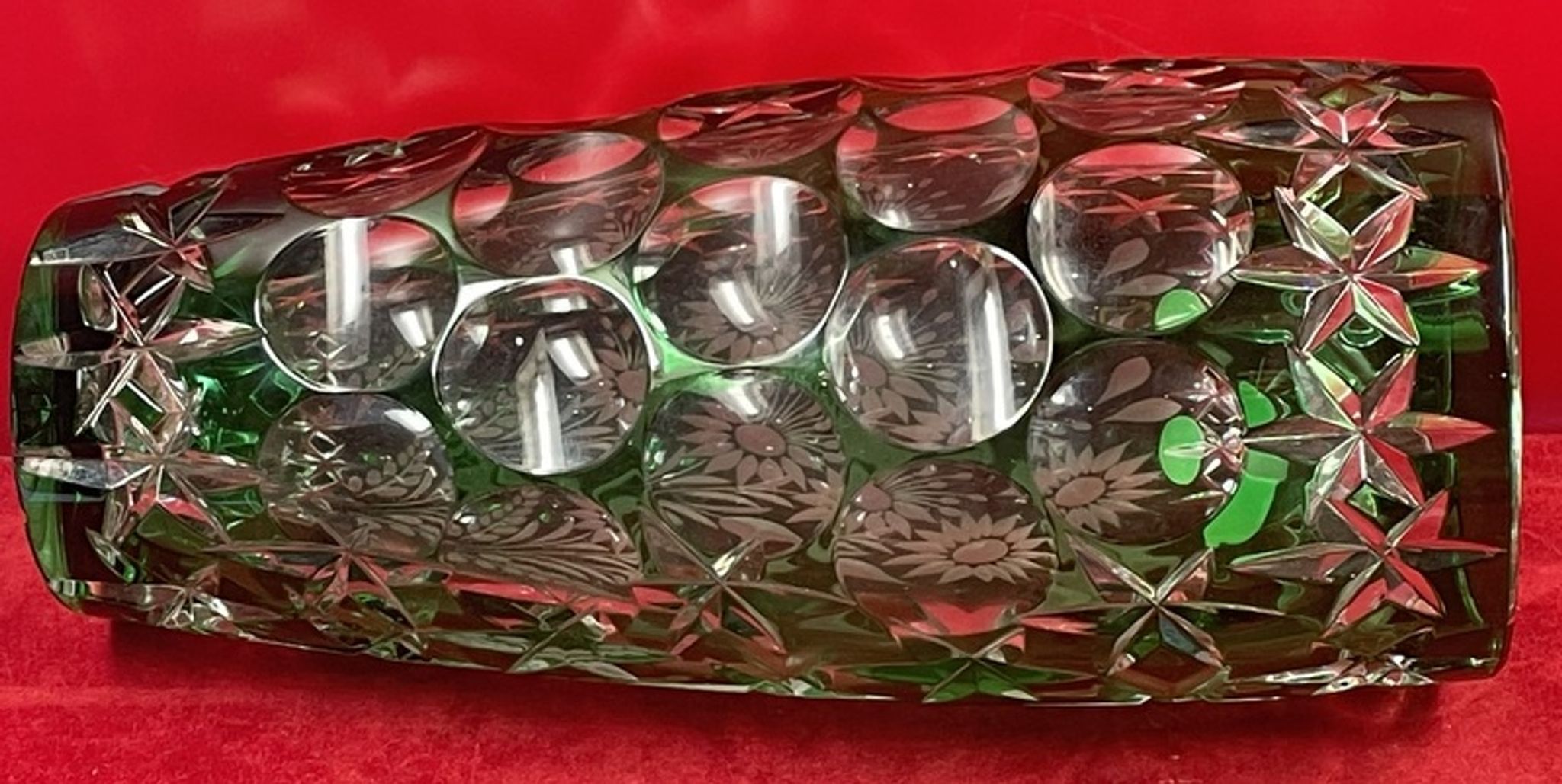 Carved crystal vase of green color - Work of Bruno LEHRER H : 25 cm