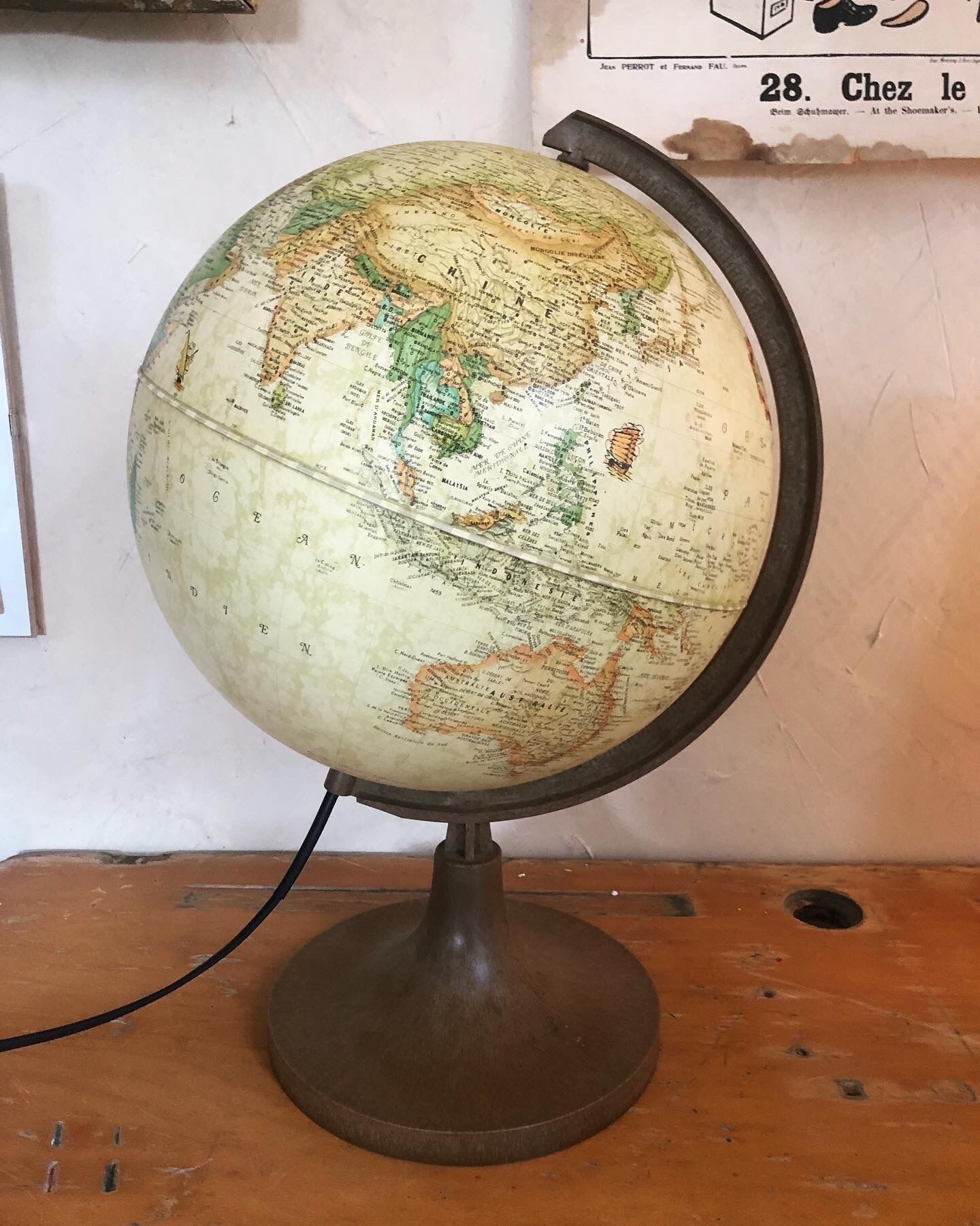 Vintage luminous globe