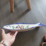 Plat en forme de poisson de la faïencerie Mbfa decor breton