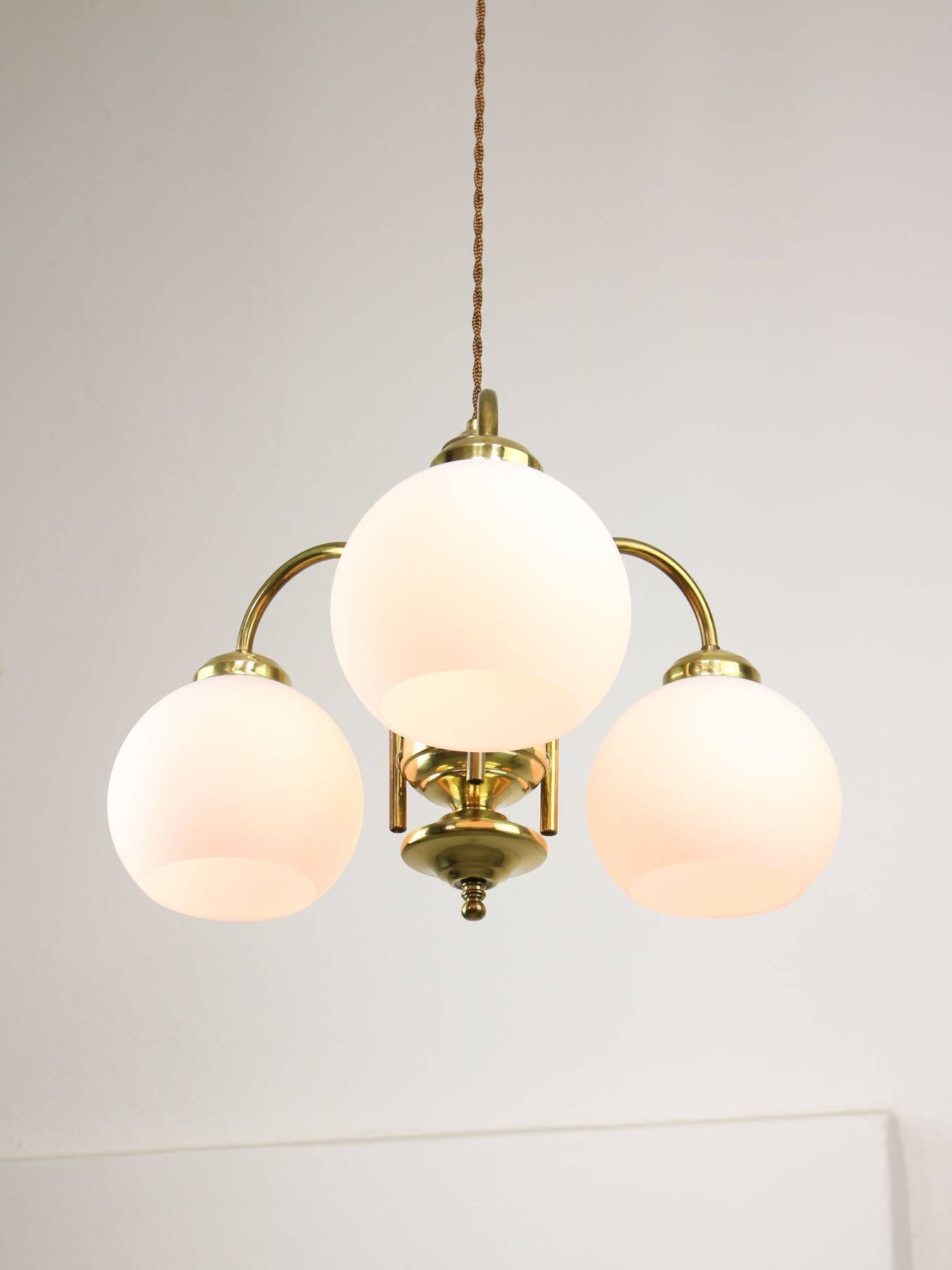 Lustre Mid-Century en Laiton et Opaline, Italie