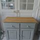 Buffet compacte  réenchantée en vert de gris, plateau bois.