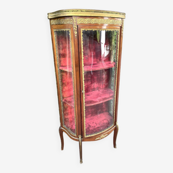 Small display case with curved glass in the Transition / Louis XVI style.