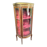 Small display case with curved glass in the Transition / Louis XVI style.