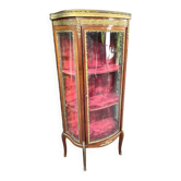Petite vitrine à verres galbés de style Transition / Louis XVI.