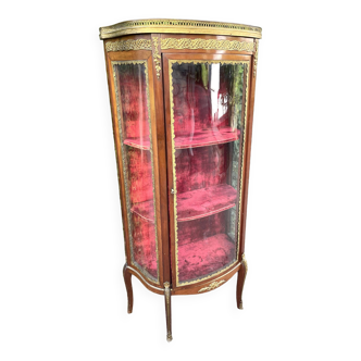 Small display case with curved glass in the Transition / Louis XVI style.