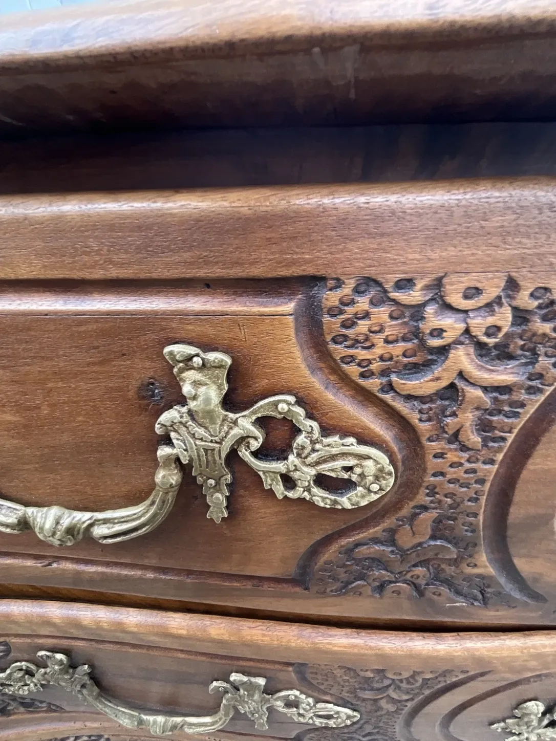 Louis XV walnut commode, 18th century