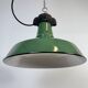 Lampe à suspension industrielle en émail vert, années 1960