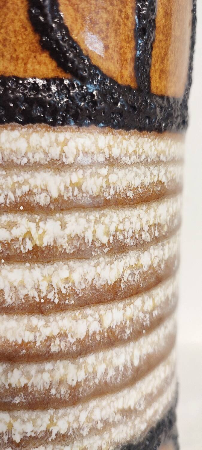 Jarrón fat lava de cerámica West Germany. Alemania, 1960s.