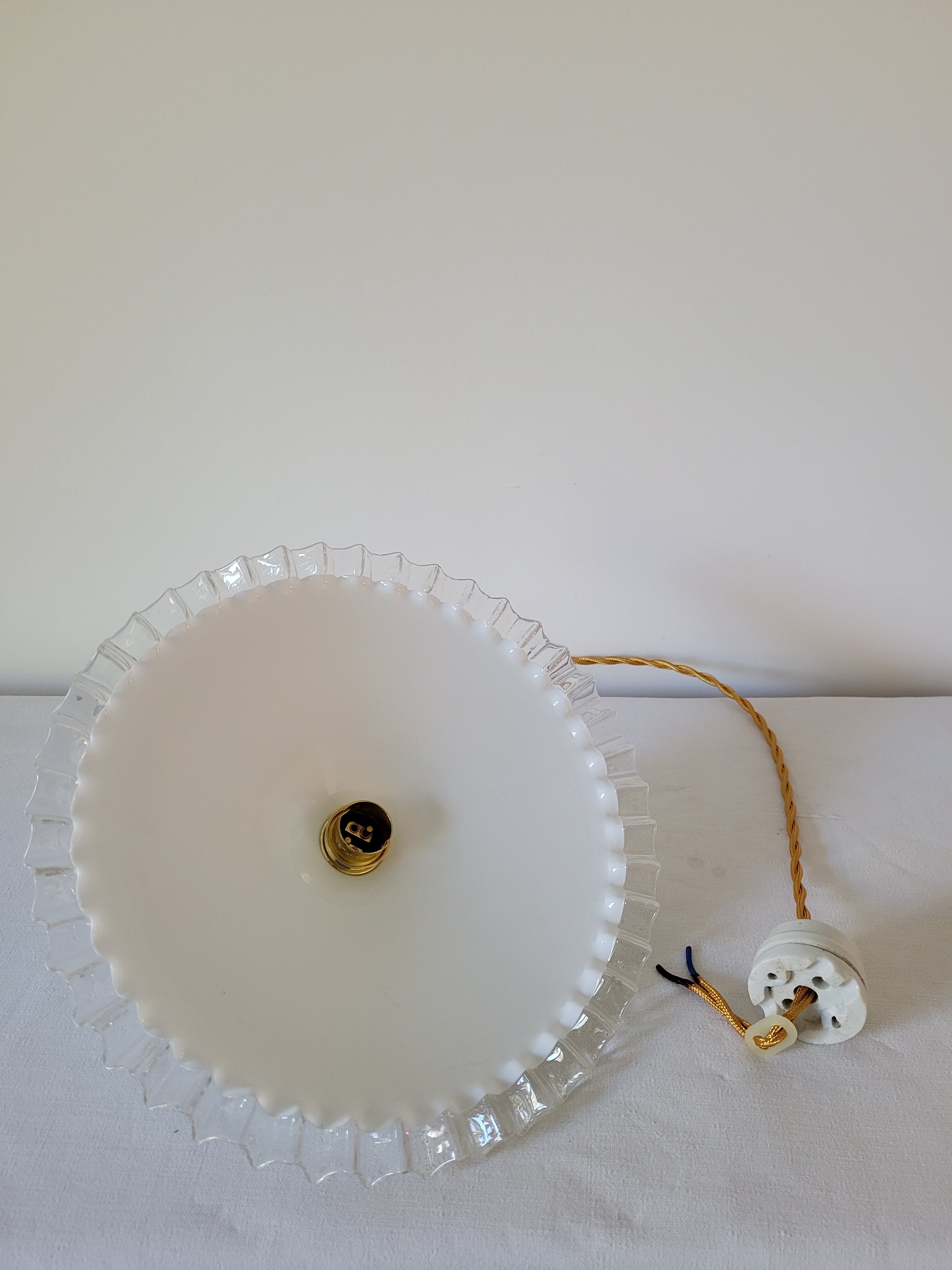 Toothed opaline suspension