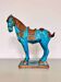 Sculpture d’un cheval Tang en faïence bleue turquoise