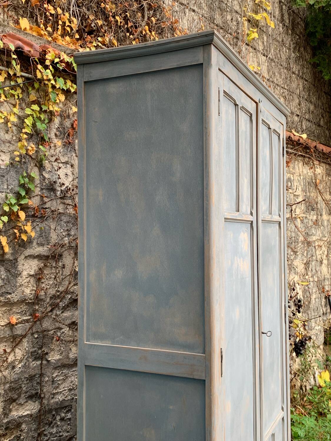 Armoire parisienne ancienne Luterma patine grise bleutée