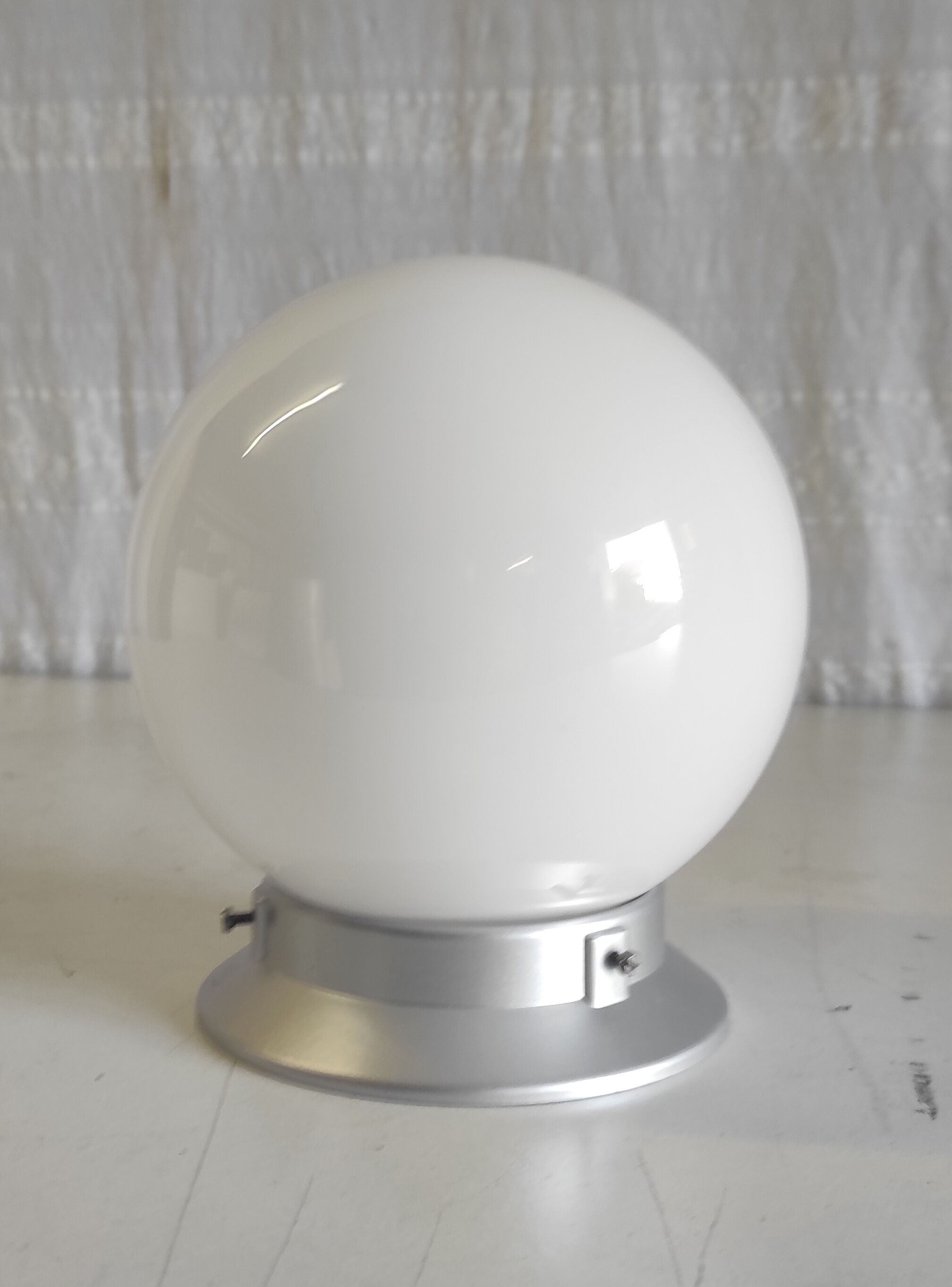 Plafonnier en bakélite et globe opaline blanc, années 50/60