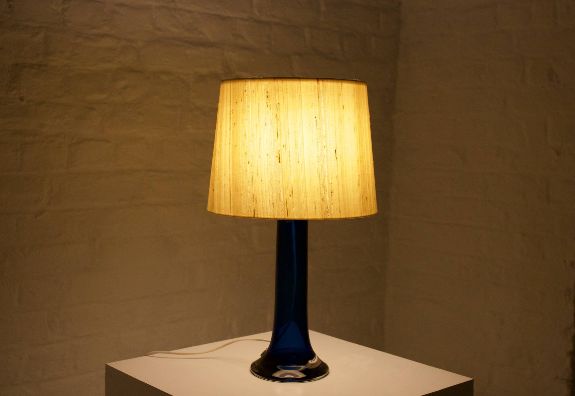 Lampe en cristal bleu cobalt Luxus Vittsjö Sweden.