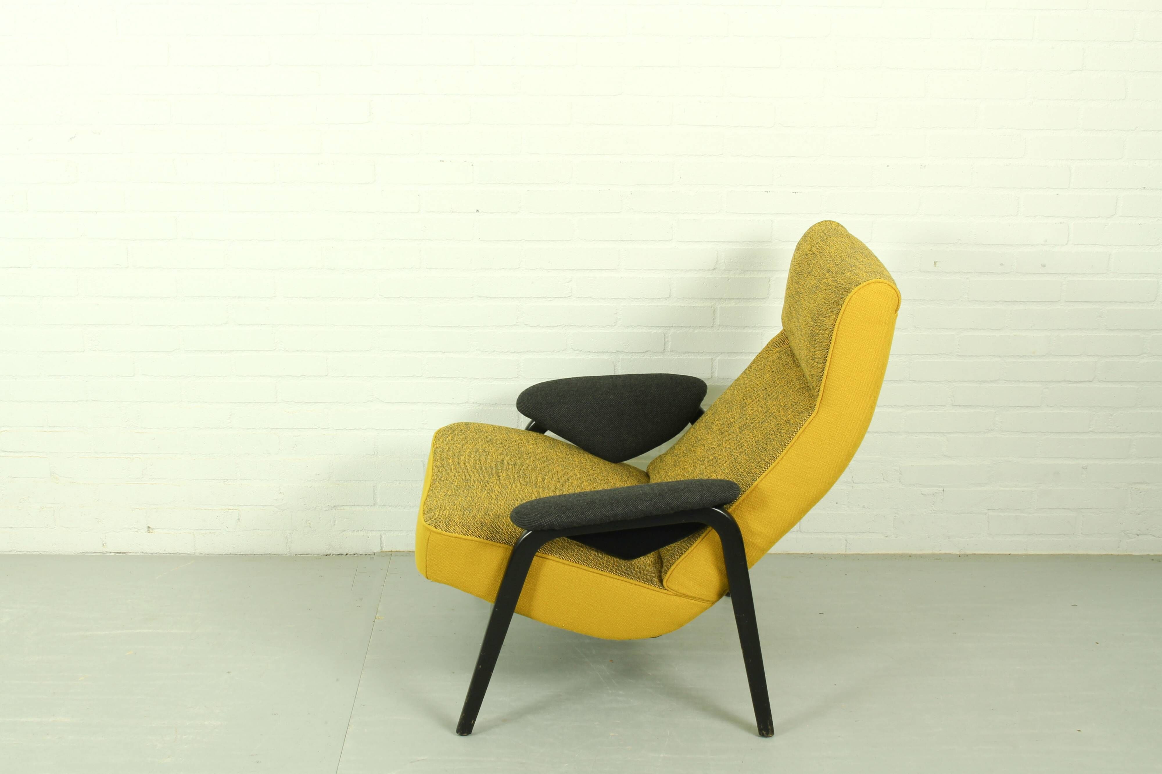 Theo Ruth pour les chaises Artifort Modèle 107 et 137 en Hallingdal Kvadrat.