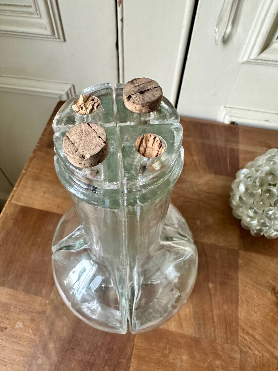 Compartmented liqueur decanter