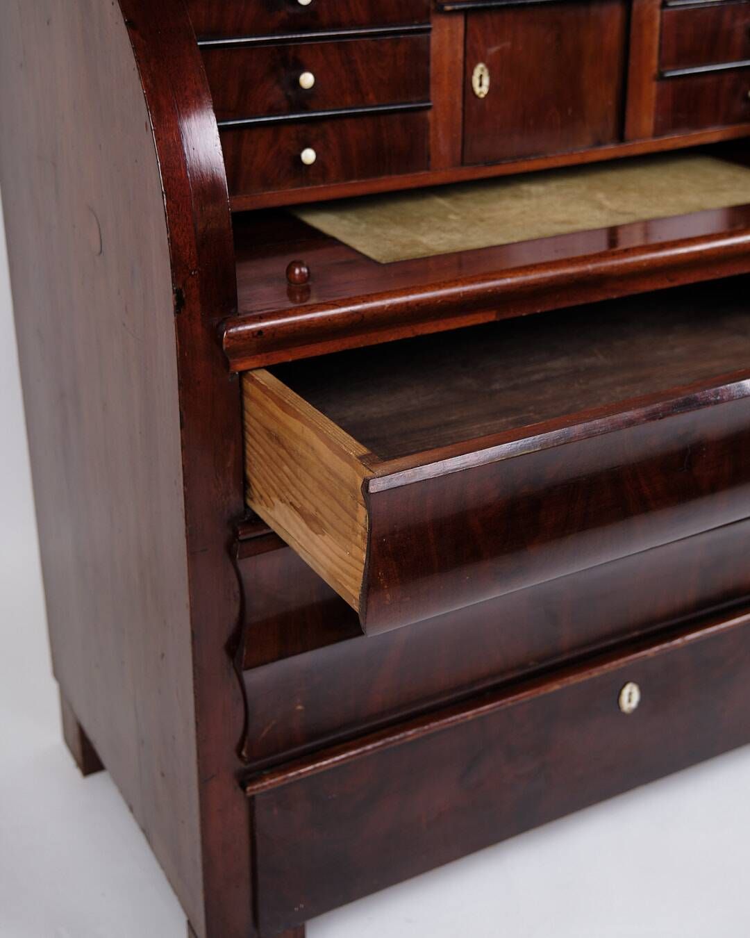 Chatol - Hand polished mahogany - Mother of pearl fittings & leg knobs - Year 1860s