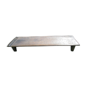 Table basse en bois sculpté de