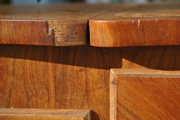 Coiffeuse rustique Louis XV en merisier, formant bureau