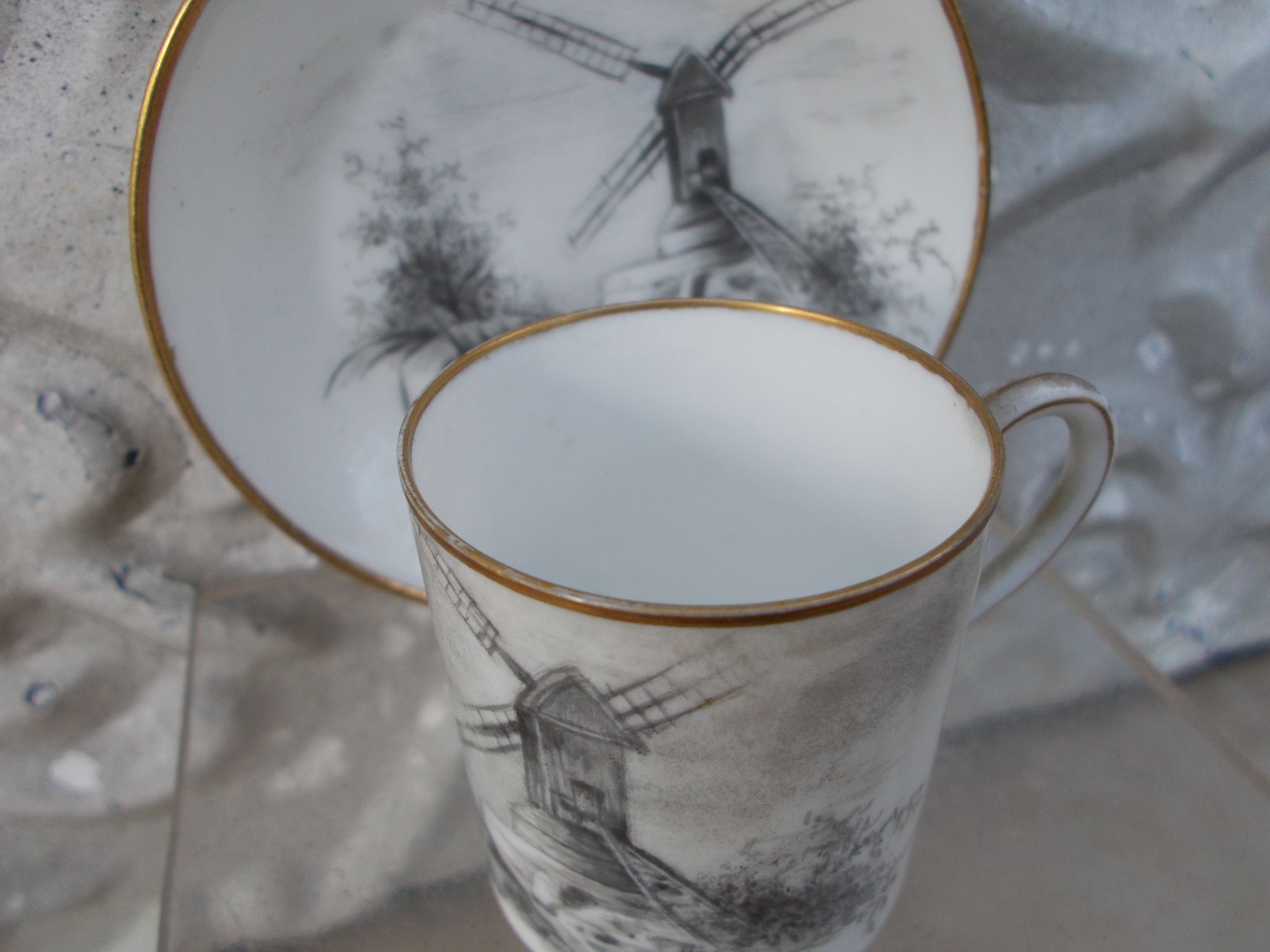 Cup and under cup decoration in grisaille Porcelain of Paris XIXth signed decoration mill