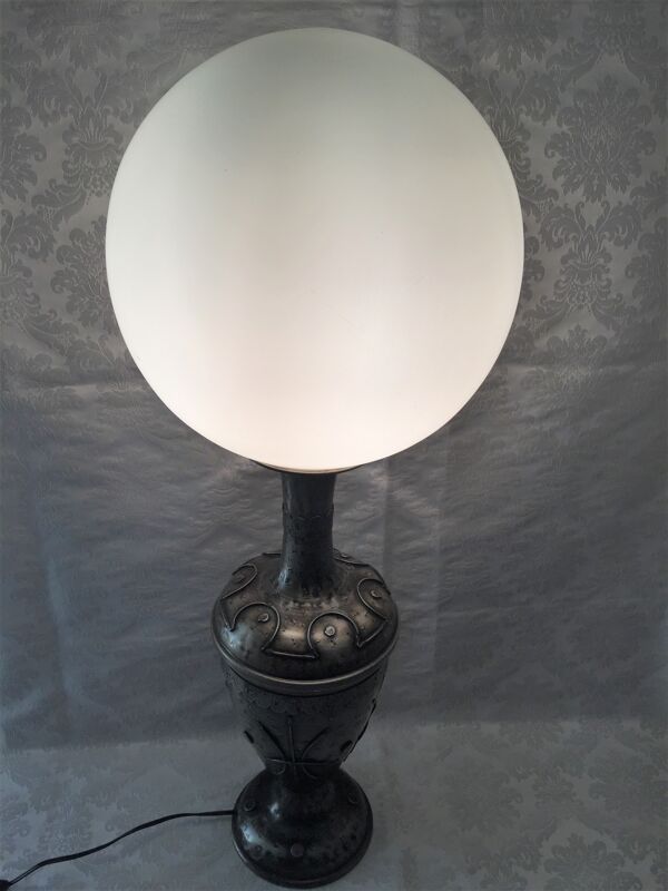 Lampe métal atypique style medieval globe opaline