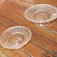 Duo de coupes présentoirs en verre moulé décor arabesques