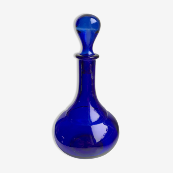 Carafe en verre soufflé bleu années 60-70