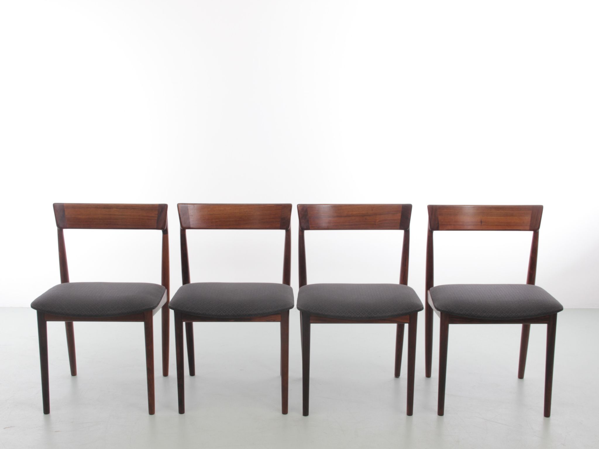 Suite de 4 chaises scandinaves en teck modèle 39