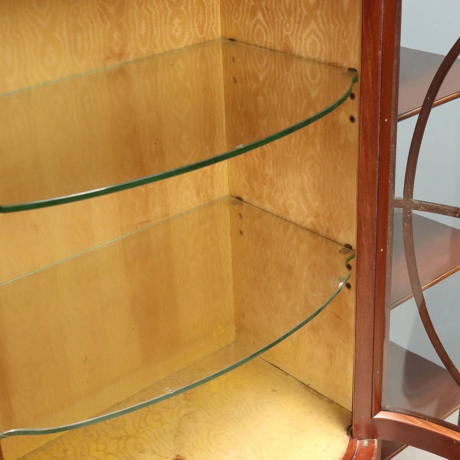 Vitrine en acajou avec incrustations en érable