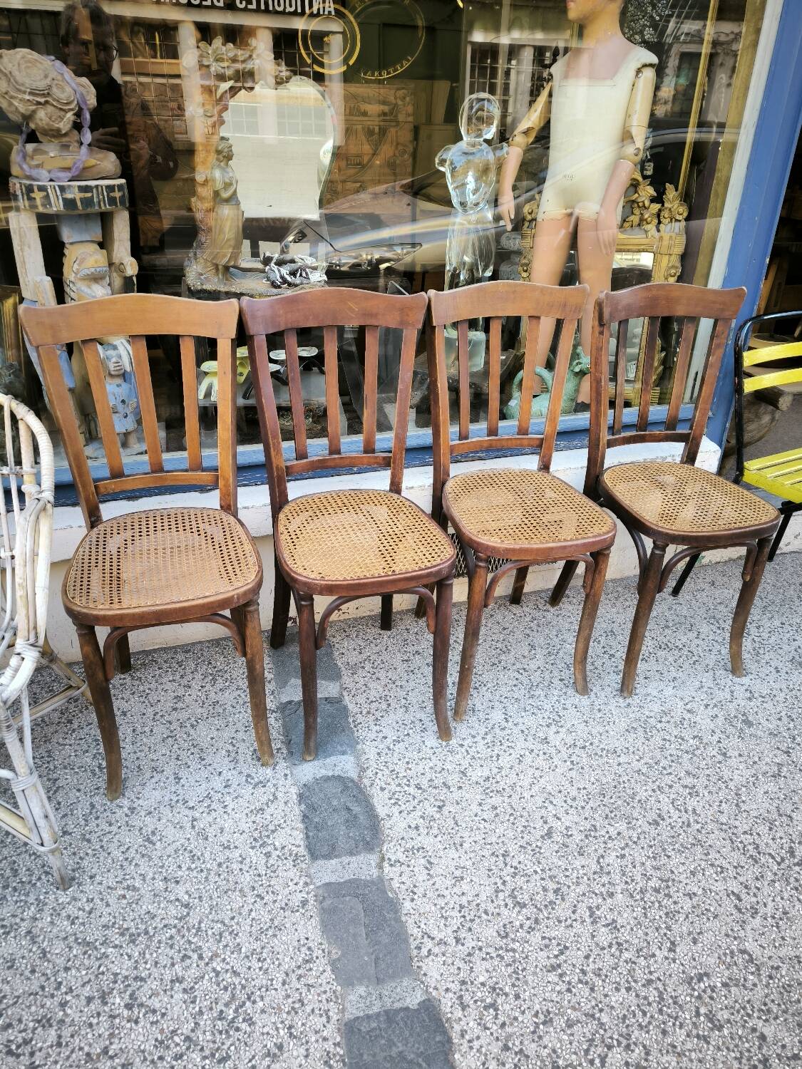 Série de 4 chaises de bistrot cannées vers 1900