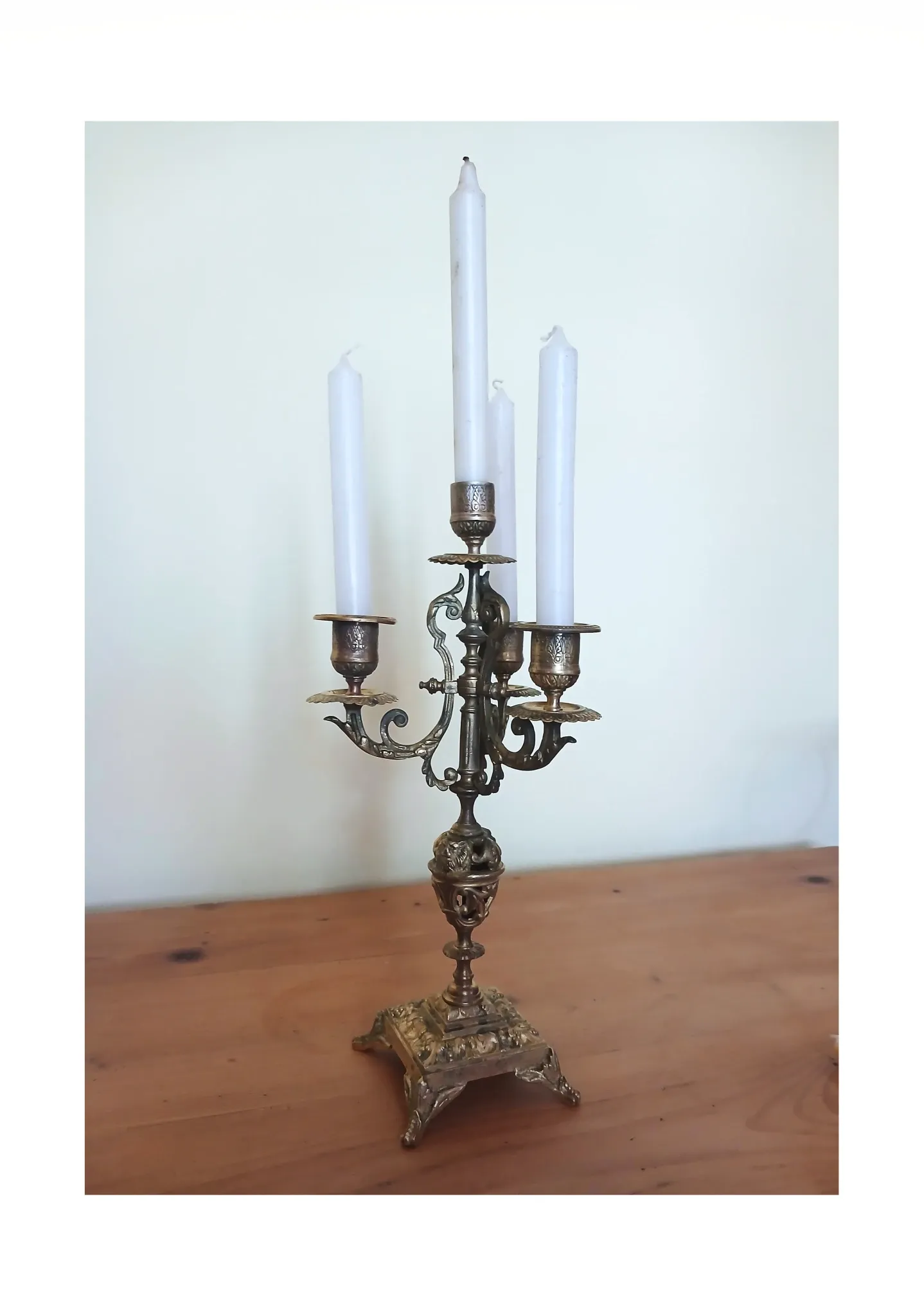 four-light candelabrum in chiselled brass from the 19th century