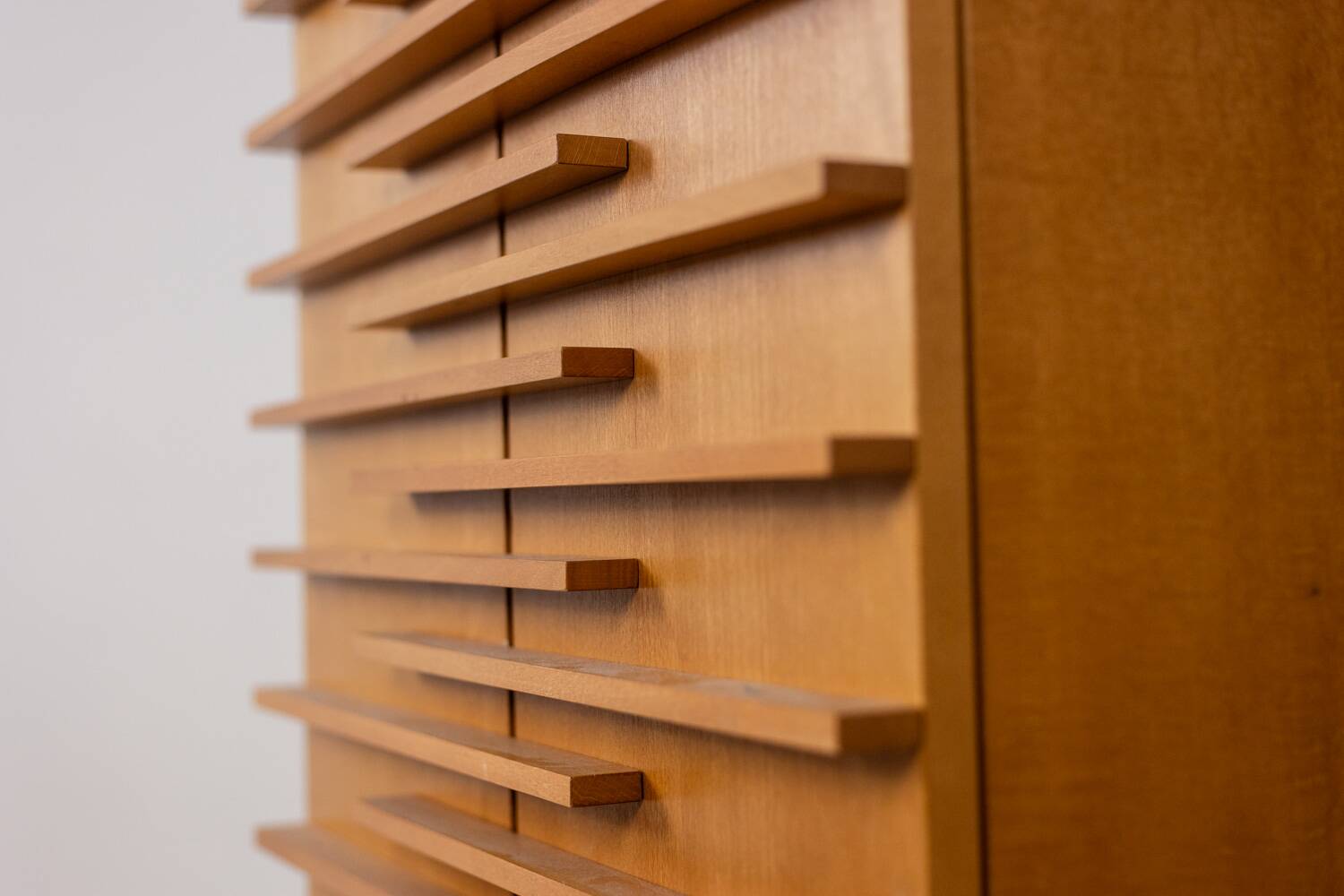Armoire en hêtre blond Éric Miomandre 20e siècle