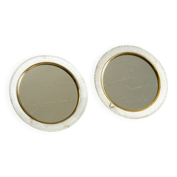 Paire de rares petits miroirs de table Mid Century Modern avec cadre en métal expansé.