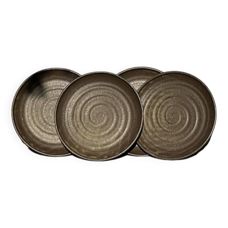 4 stoneware plates