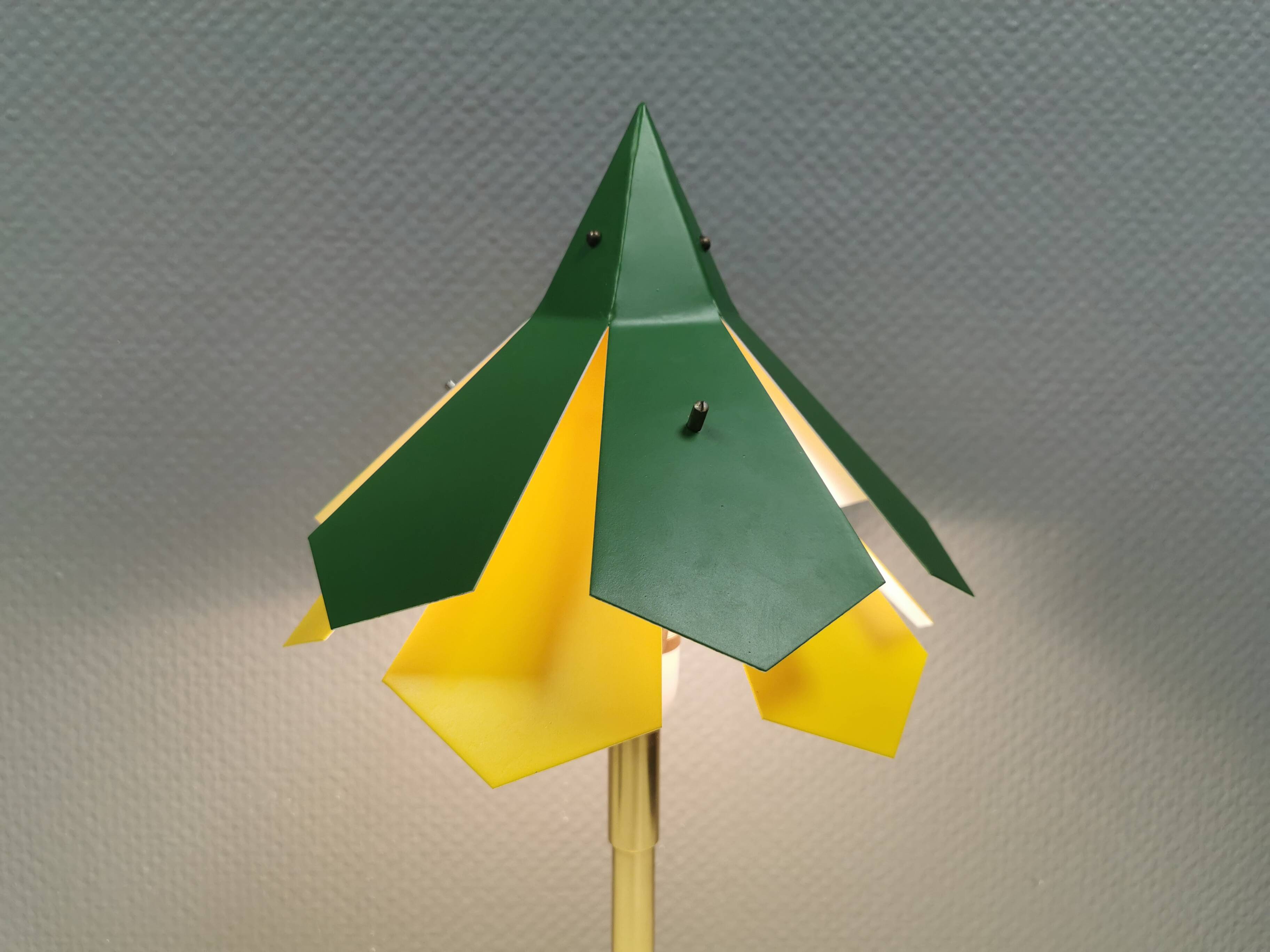 Lampe de table en laiton et métal, fabriquée à partir de pièces de design recyclées.