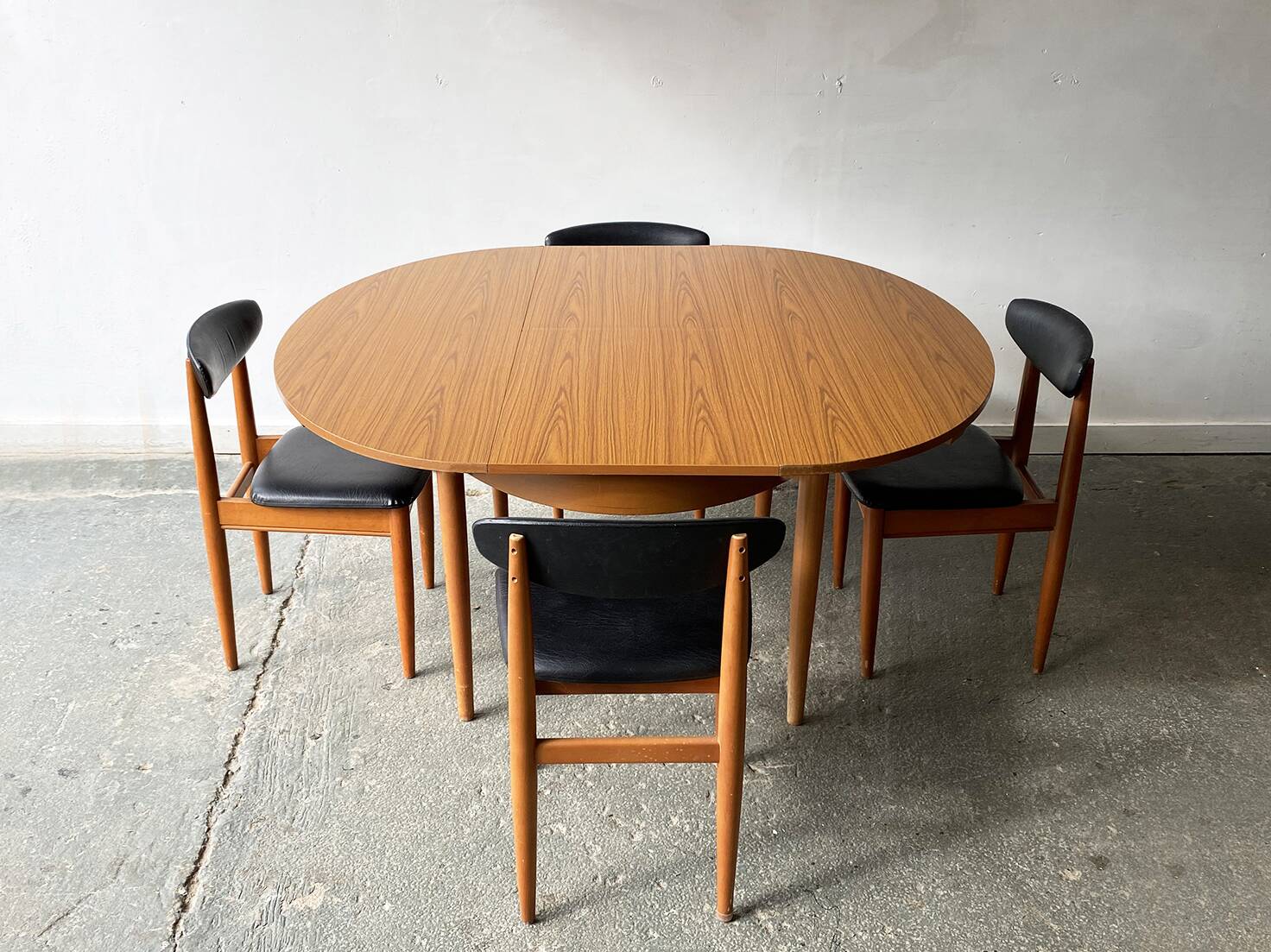 Mid-Century Modern 1960’s dining table and chairs set by Schreiber Furnitur