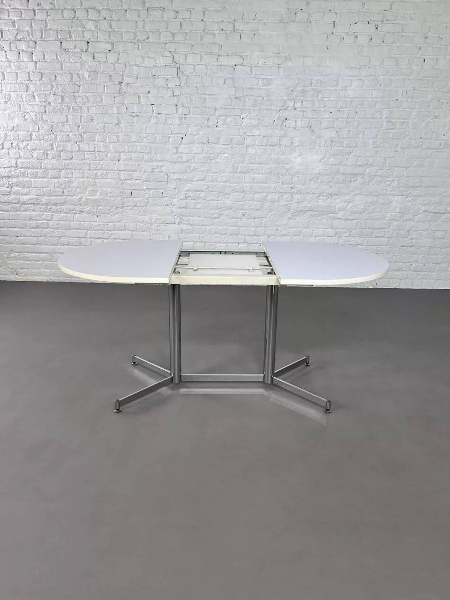 Table de repas ovale et extensible des années 50 chrome et formica