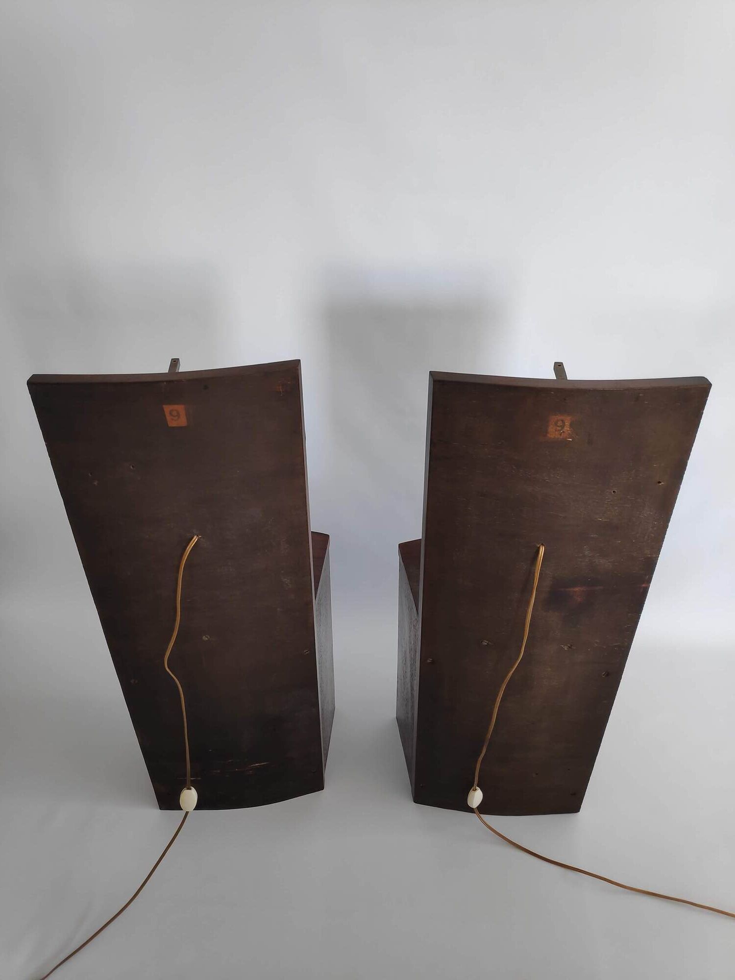 Paire de tables de chevets Art Déco éclairées en bois et laiton