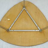 Table basse des années 1950 à trois pieds avec un plateau en formica et des pieds en chrome inclinés.