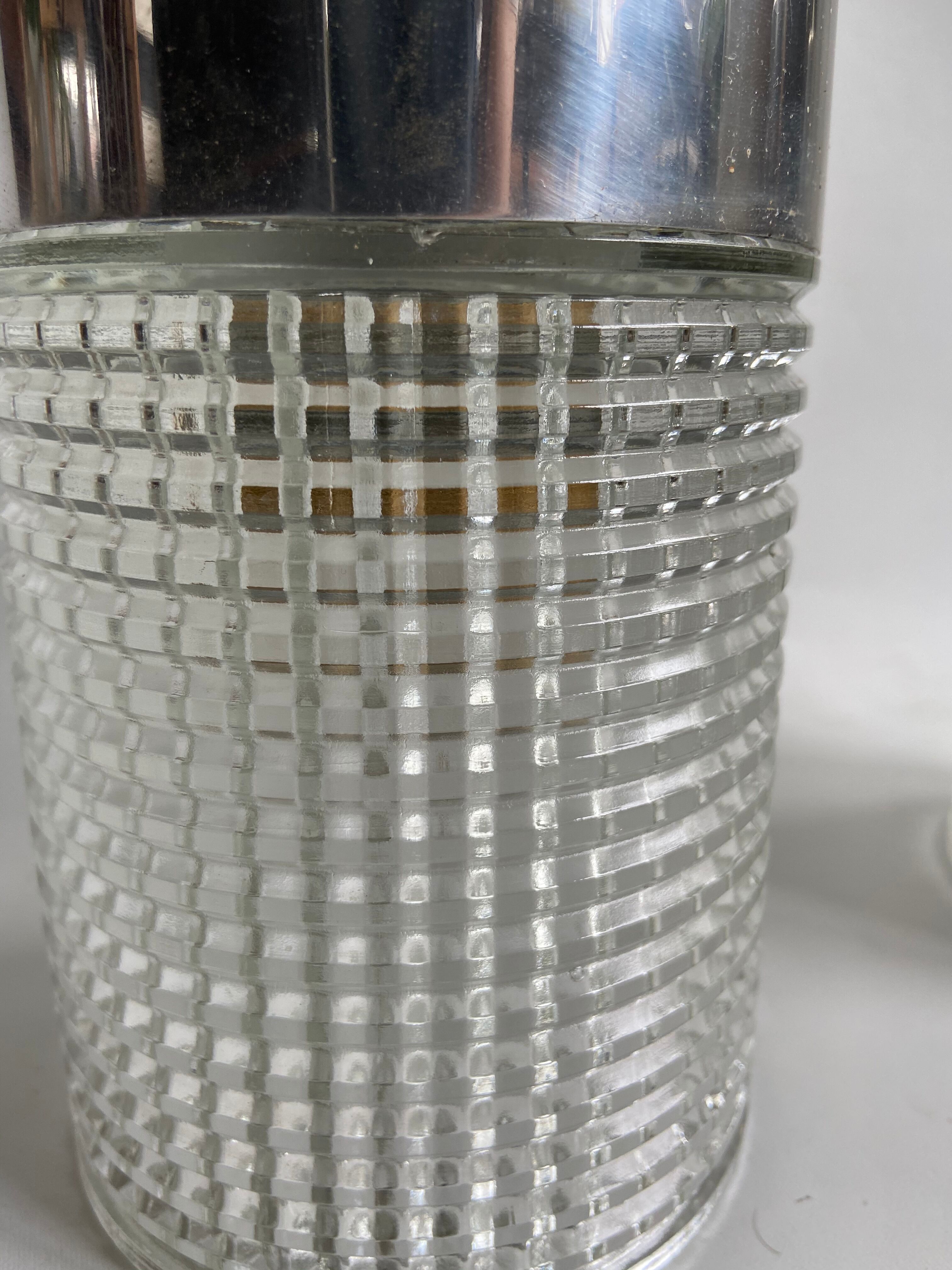 Hanging in chiseled glass and chrome metal