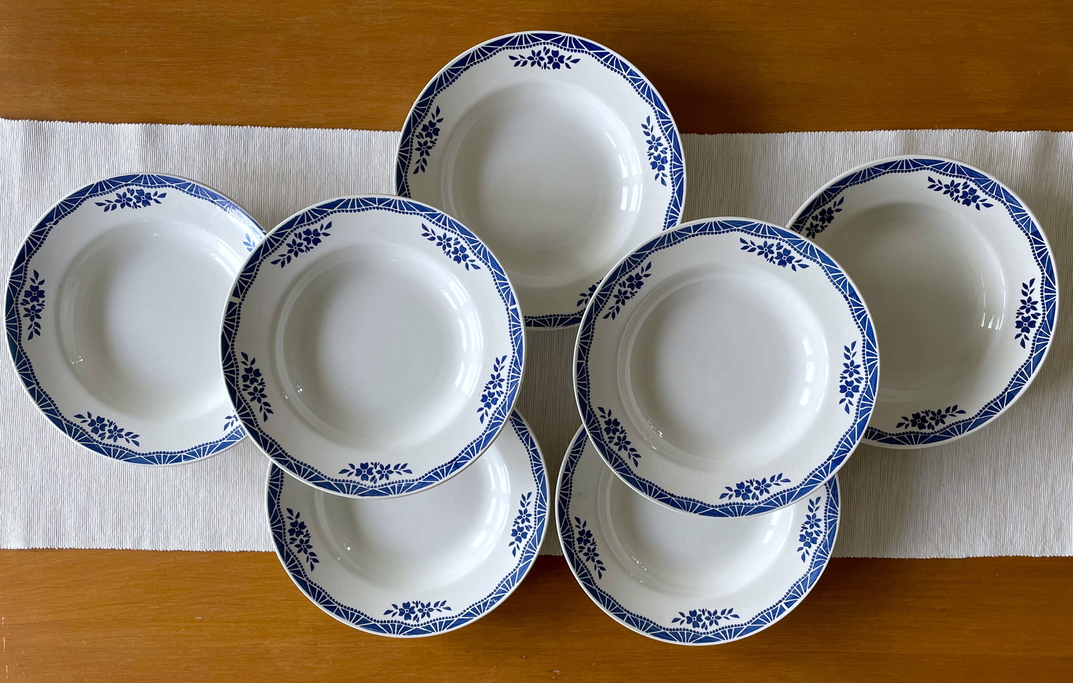 7 assiettes creuses anciennes en faïence de Saint-Amand (Nord)