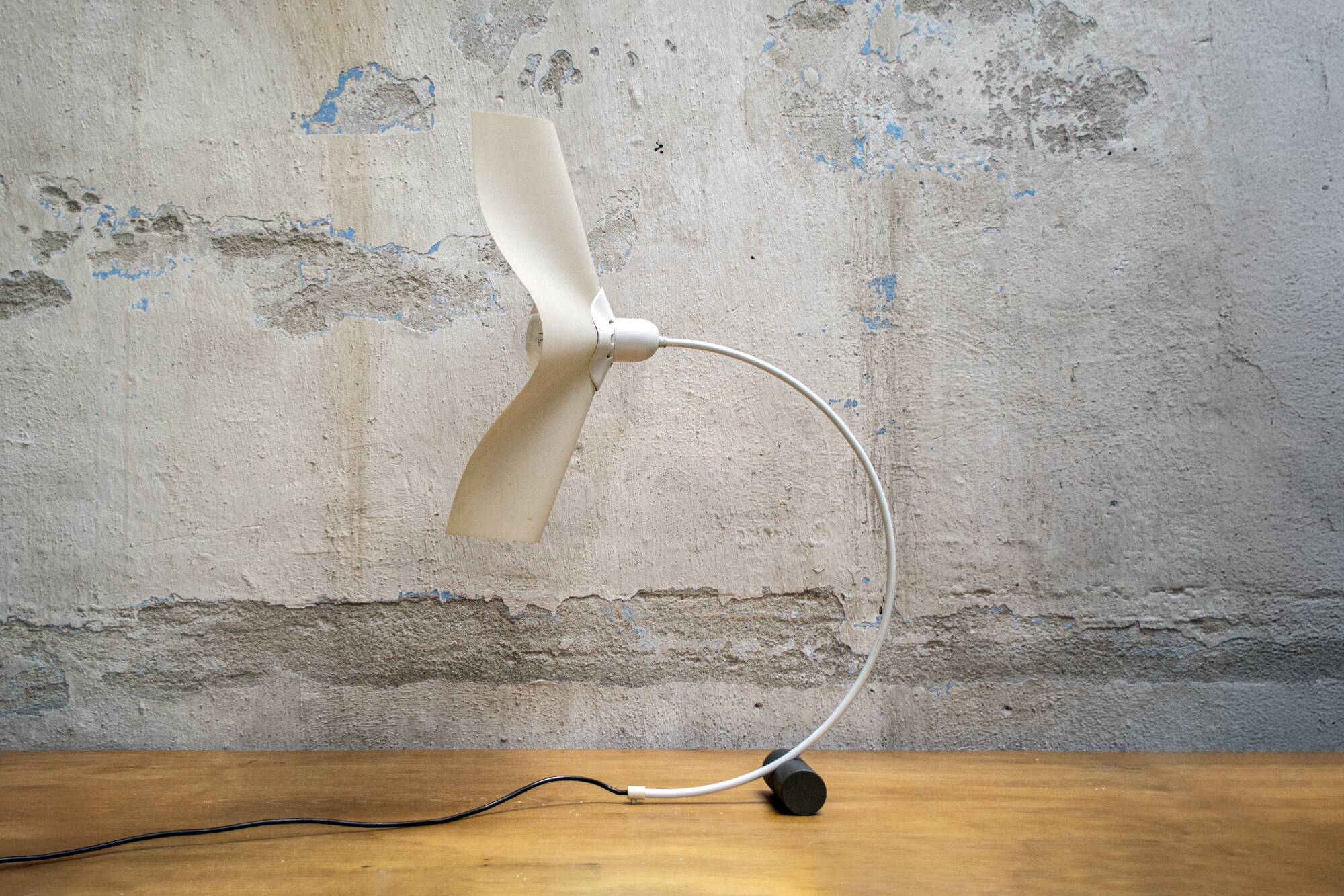 Lampada da tavolo modello "Area curva". di Mario Bellini per Artemide, Italia, 1974