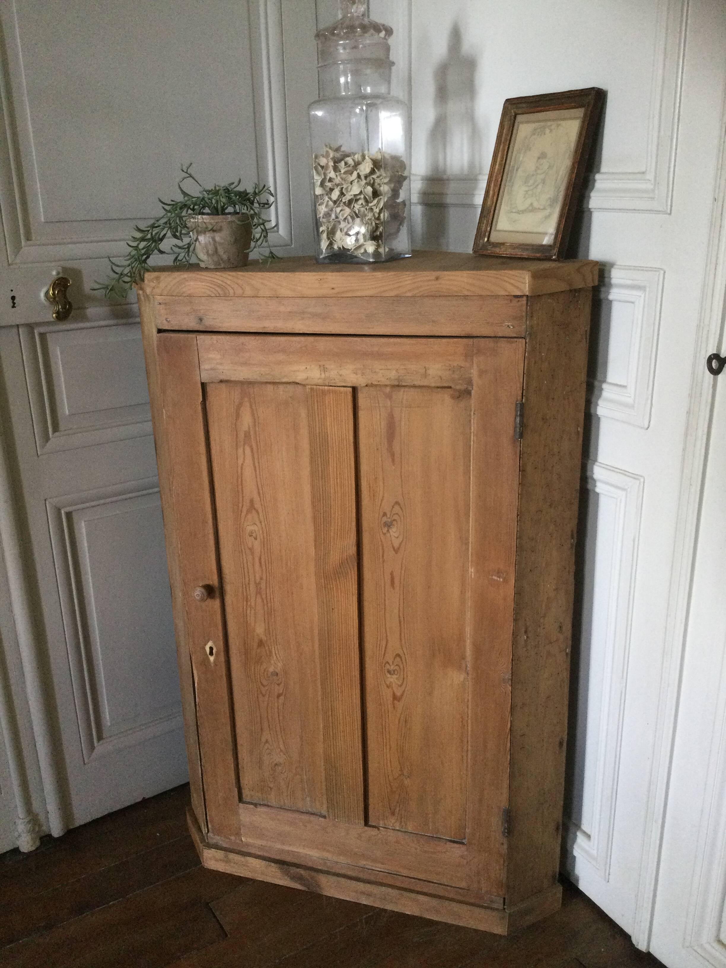 Antique corner cabinet with 1 door