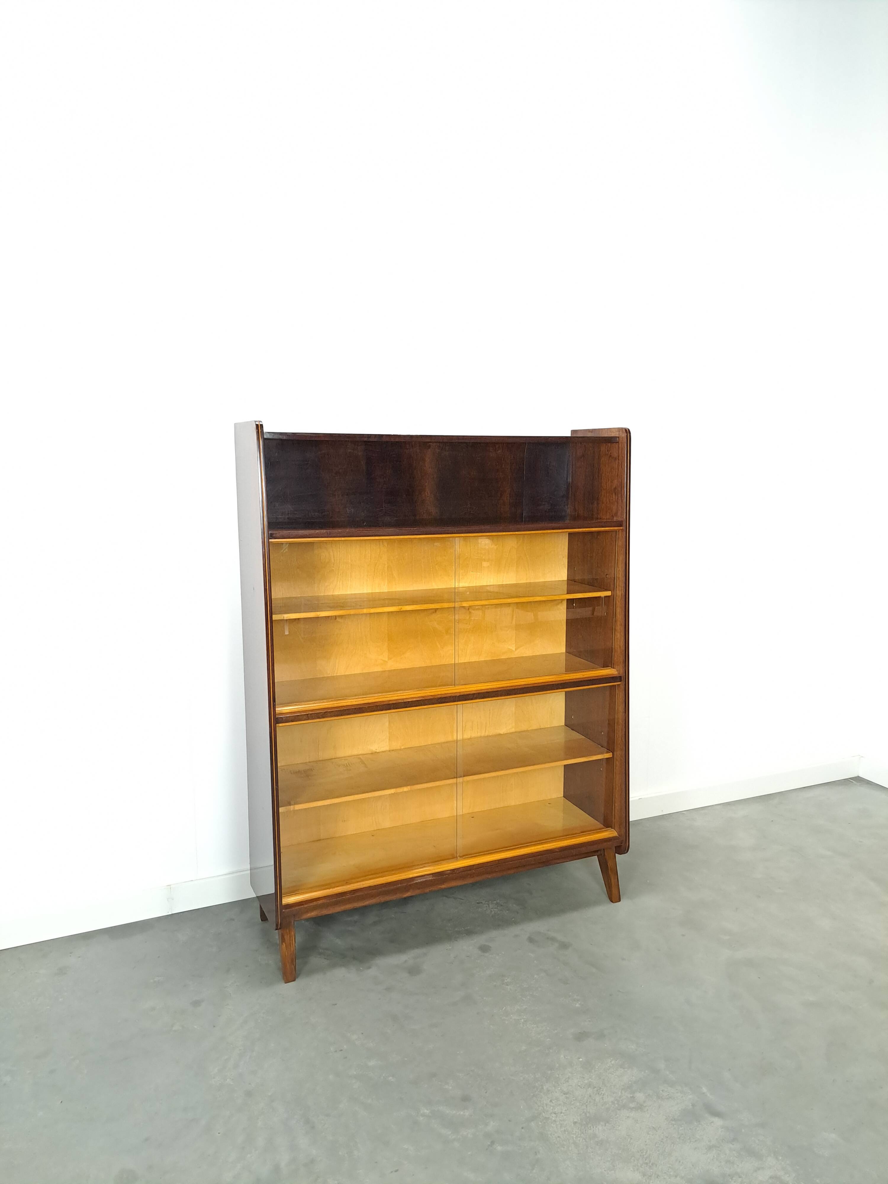 Donker vintage fineer design vitrinekast Jirak, boekenkast