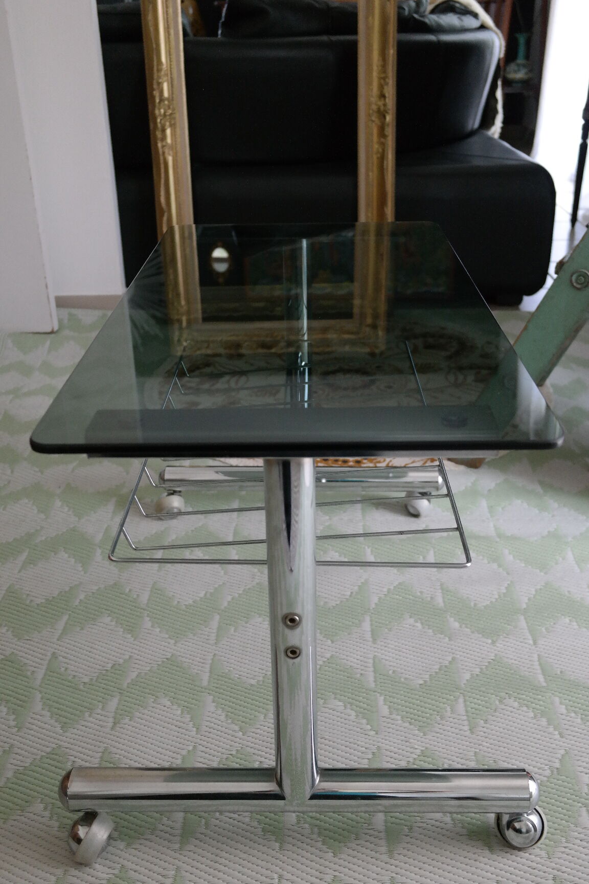 Table basse métal chromé et verre fumé Space Age