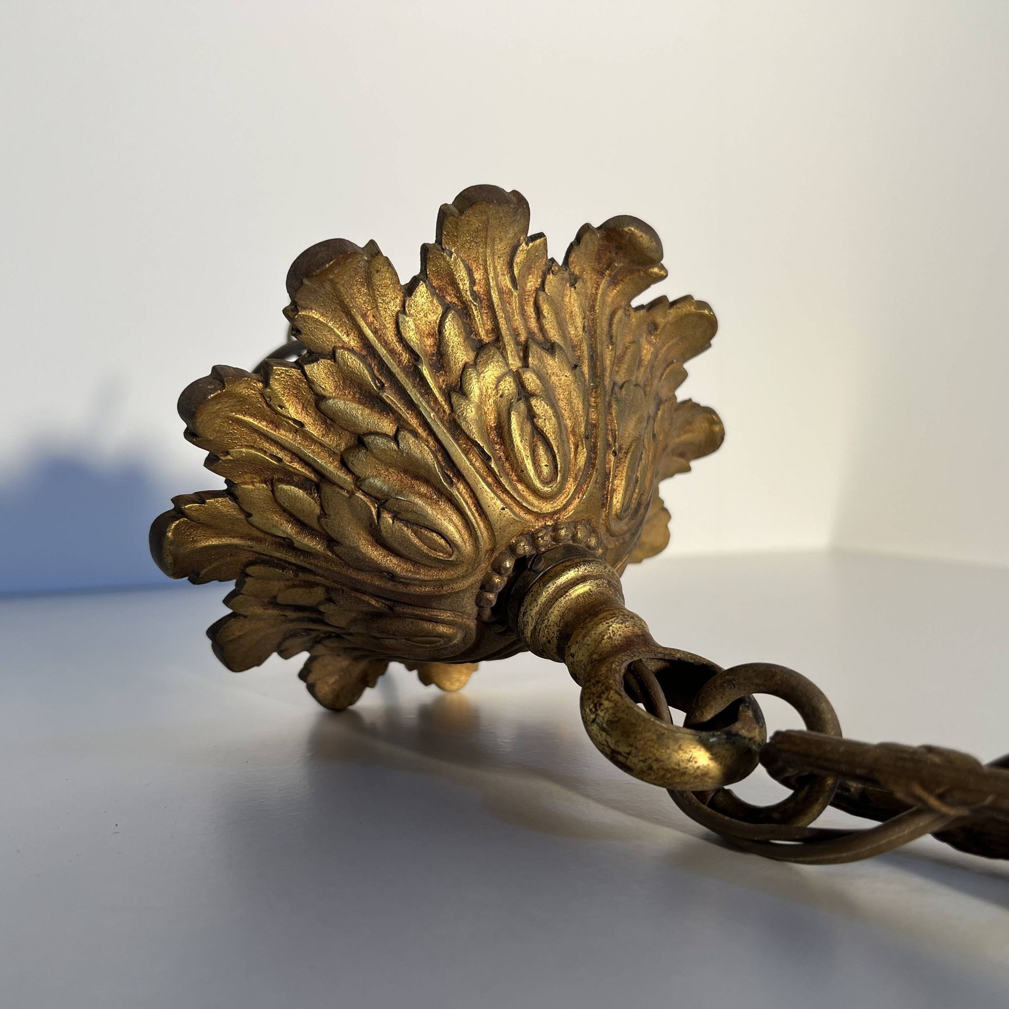 Important six-light chandelier in chiselled gilded bronze, Empire, 19th century