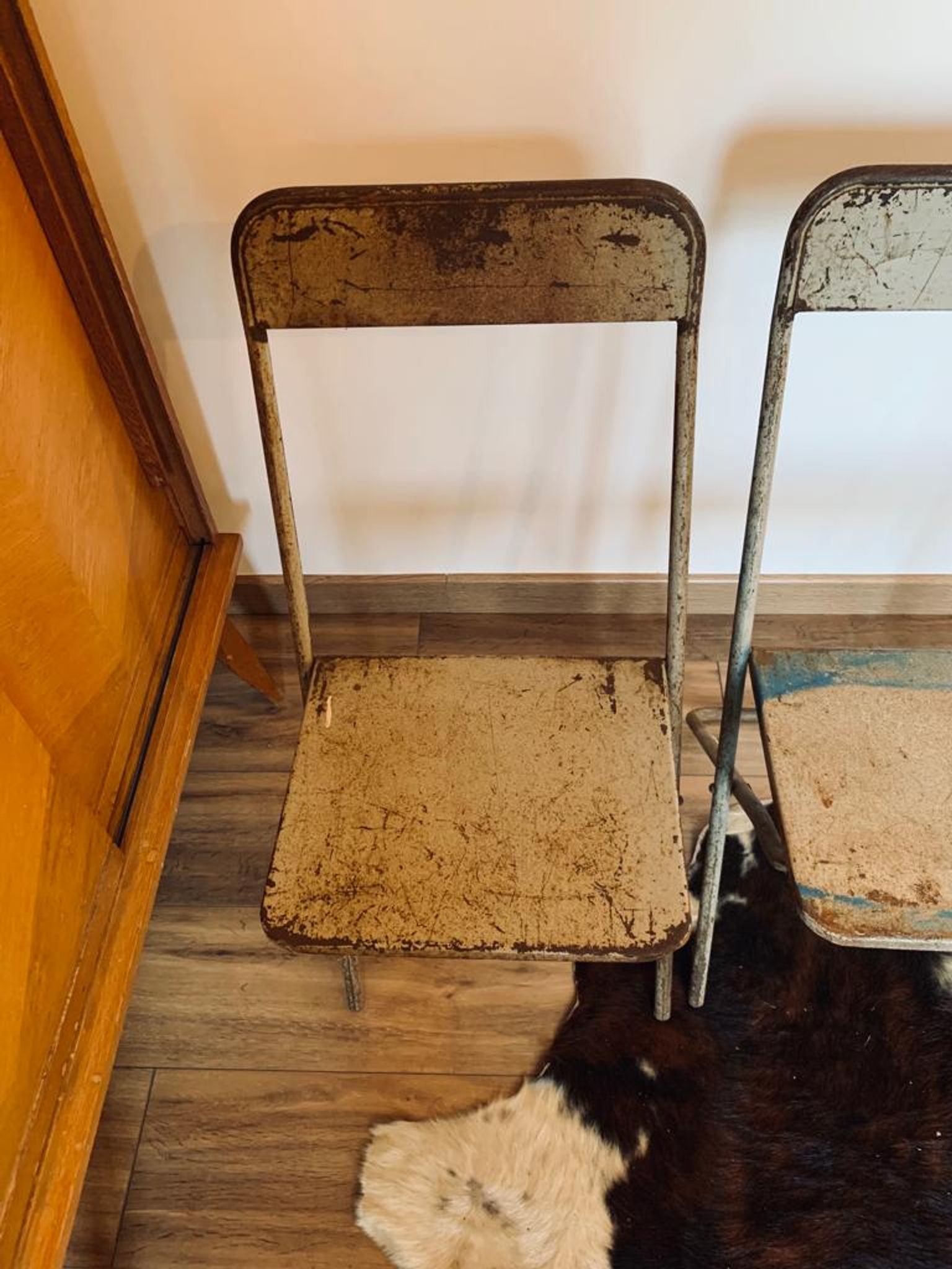 Set of 5 folding metal chairs